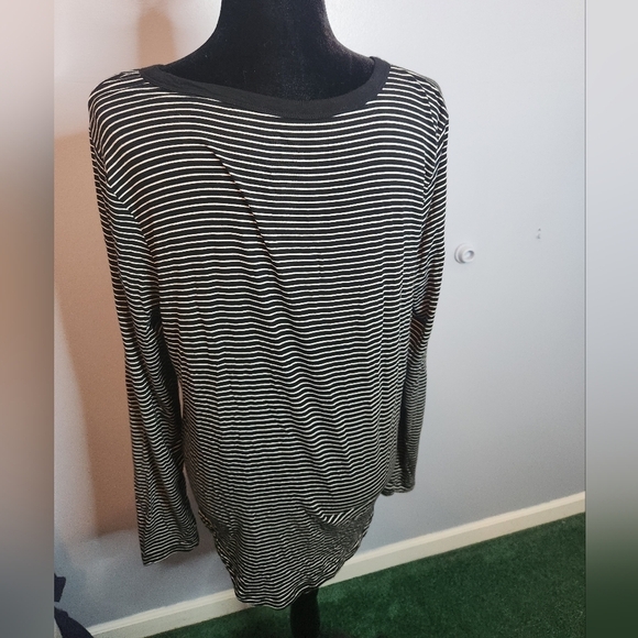 SO Favorite V-Neck Size Large Black/White Striped Long Sleeve Shirt - Picture 2 of 6